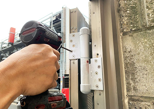 ドアヒンジの破損と修理 ドアヒンジの破損と修理